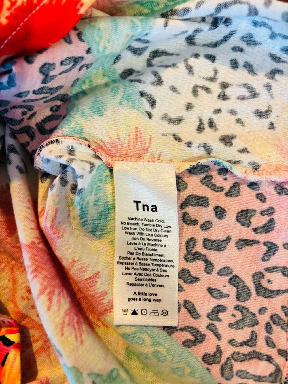 🌺 TNA Aritzia Floral & Leopard Print Tee – Size M 🌺 - Picture 4 of 8